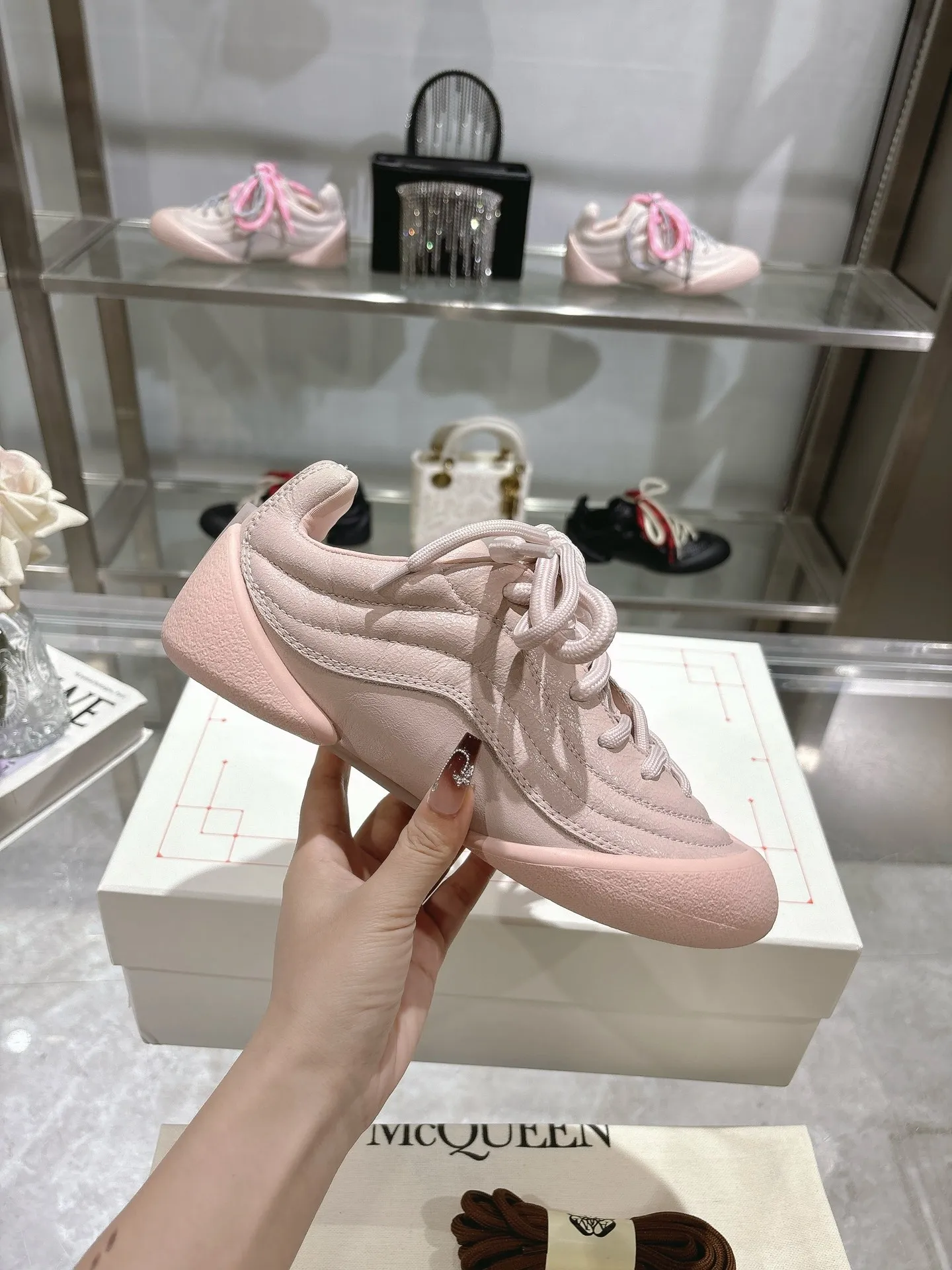 p580💰Couple model 𝐀𝐥𝐞𝐱𝐚𝐧𝐝𝐞𝐫 𝐌𝐜𝐐𝐮𝐞𝐞𝐧#/Alexander McQueen’s latest Flexion series, retro, casual, sneakers, original purchase, development, production, this Flexion Off Low-top sneakers in white grained leather with varying sized laces and an anatomically inspired lightweight segmented sole. The reverse skull pattern is embossed on the heel. Fabric: Original customized imported first-layer cowhide. Lining: Customized imported breathable mesh lining. Sole: Original open-molded non-slip TPU material. Bottom thickness: 2CM. Size: #Female size 35-40 (40 customized, non-refundable) #Men’s code 39-45 (45 customized, non-refundable)